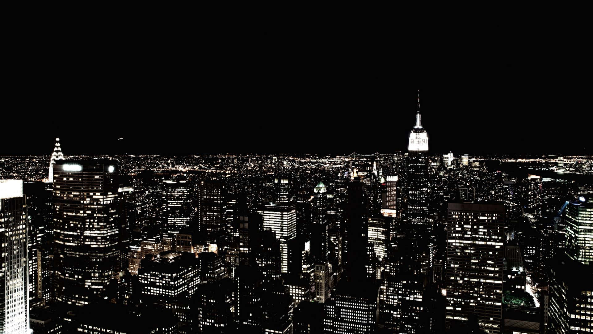 New York City Desktop 桌布 壁紙 — 紐約市夜晚的高對比度黑白空拍圖，帝國大廈明亮發光。