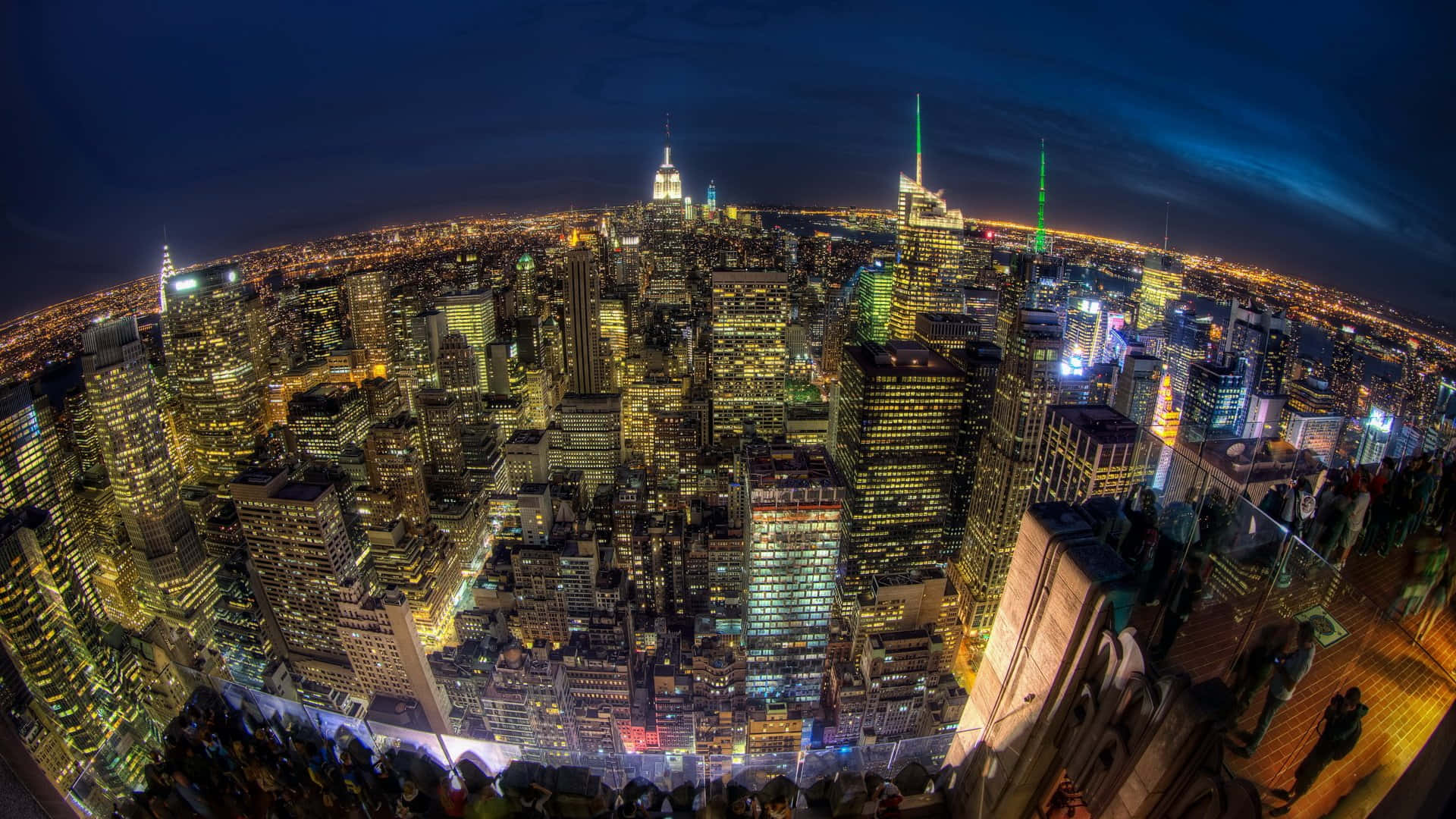Fisheye 桌布 壁紙 — 紐約市夜晚的魚眼視角，閃爍的摩天大樓和屋頂上的人群俯瞰城市景觀。