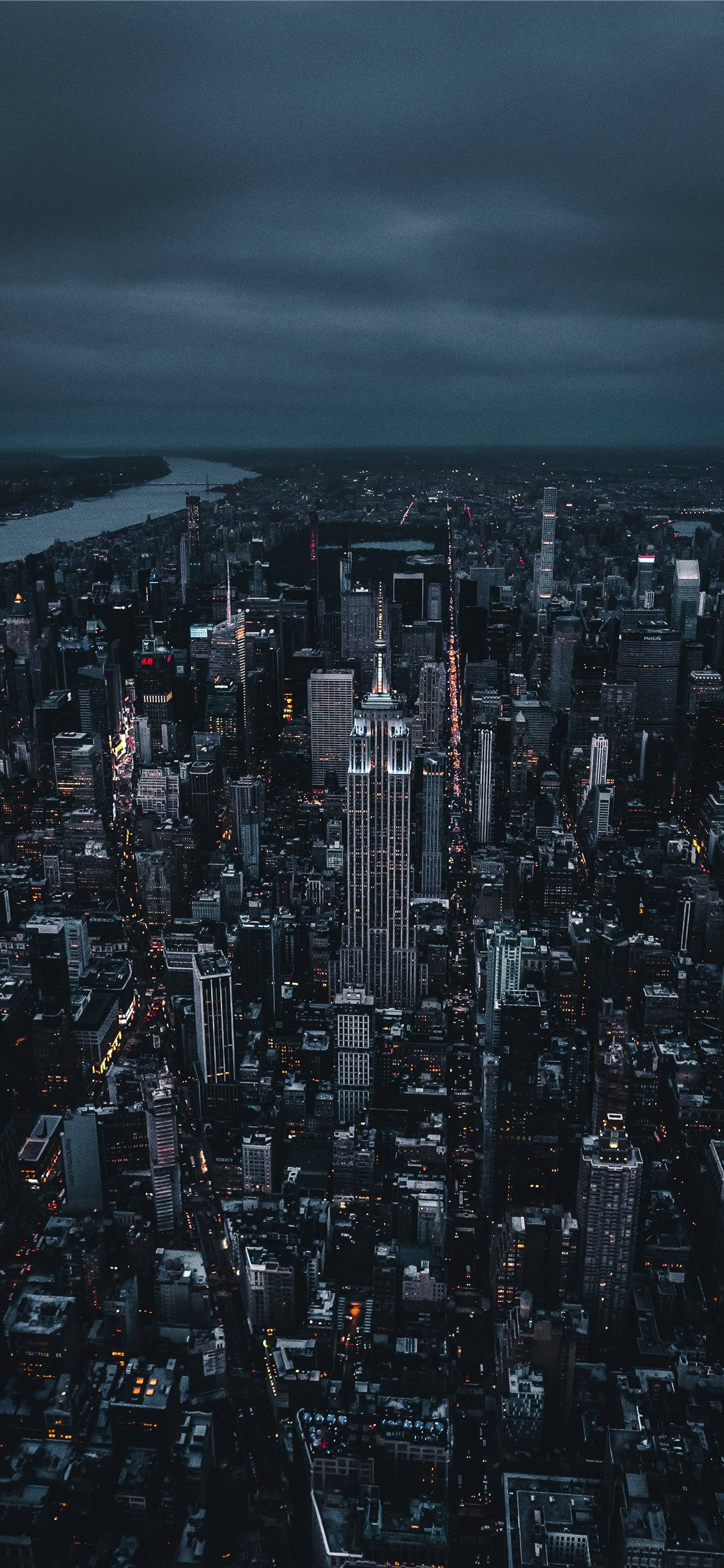 桌布 壁紙 — 紐約市夜景鳥瞰圖，帝國大廈在黑暗多雲的天空中亮起。