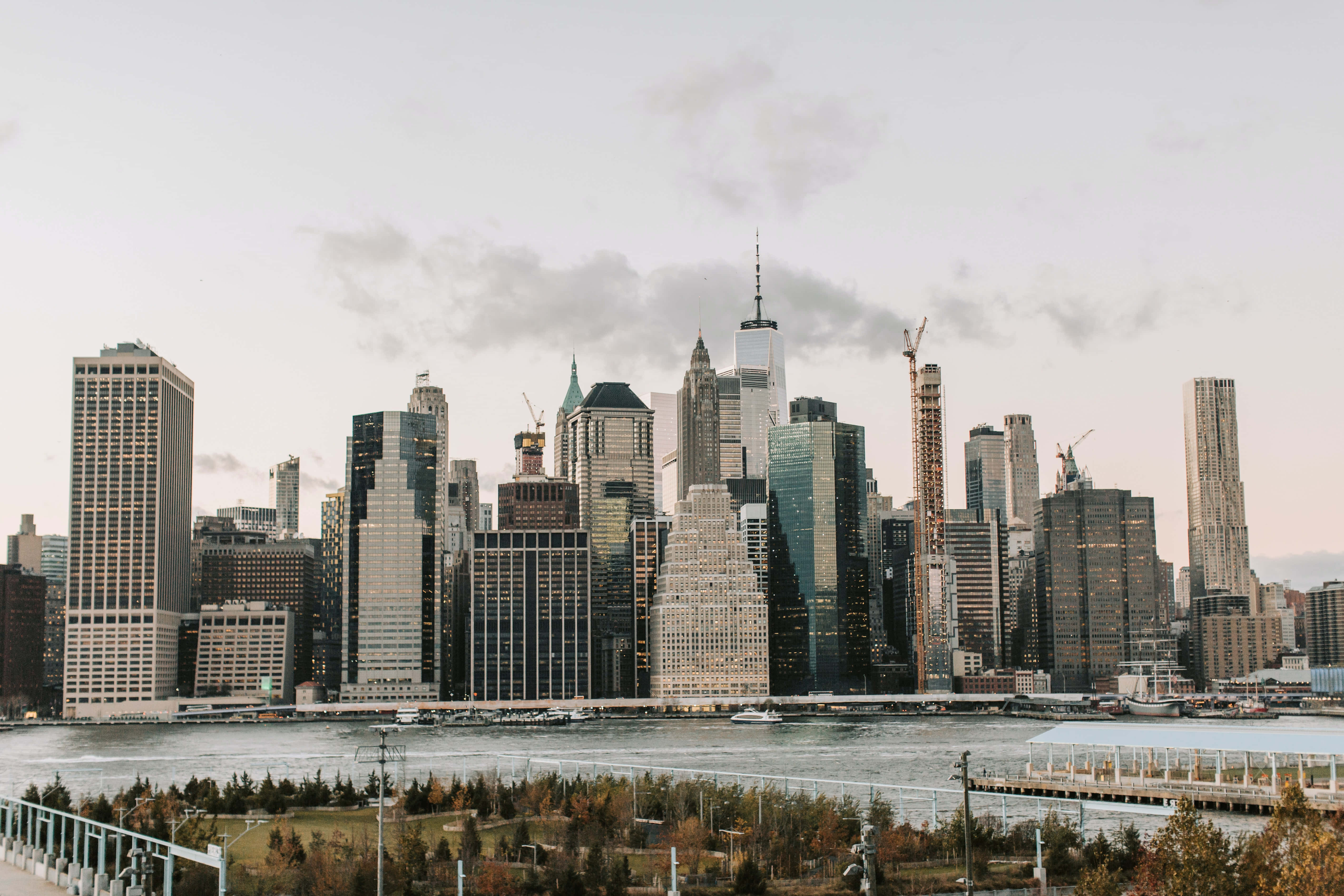Nyc 桌布 壁紙 — 紐約市天際線在黃昏時的全景視圖，摩天大樓在河流上反射出柔和的暮色色調。