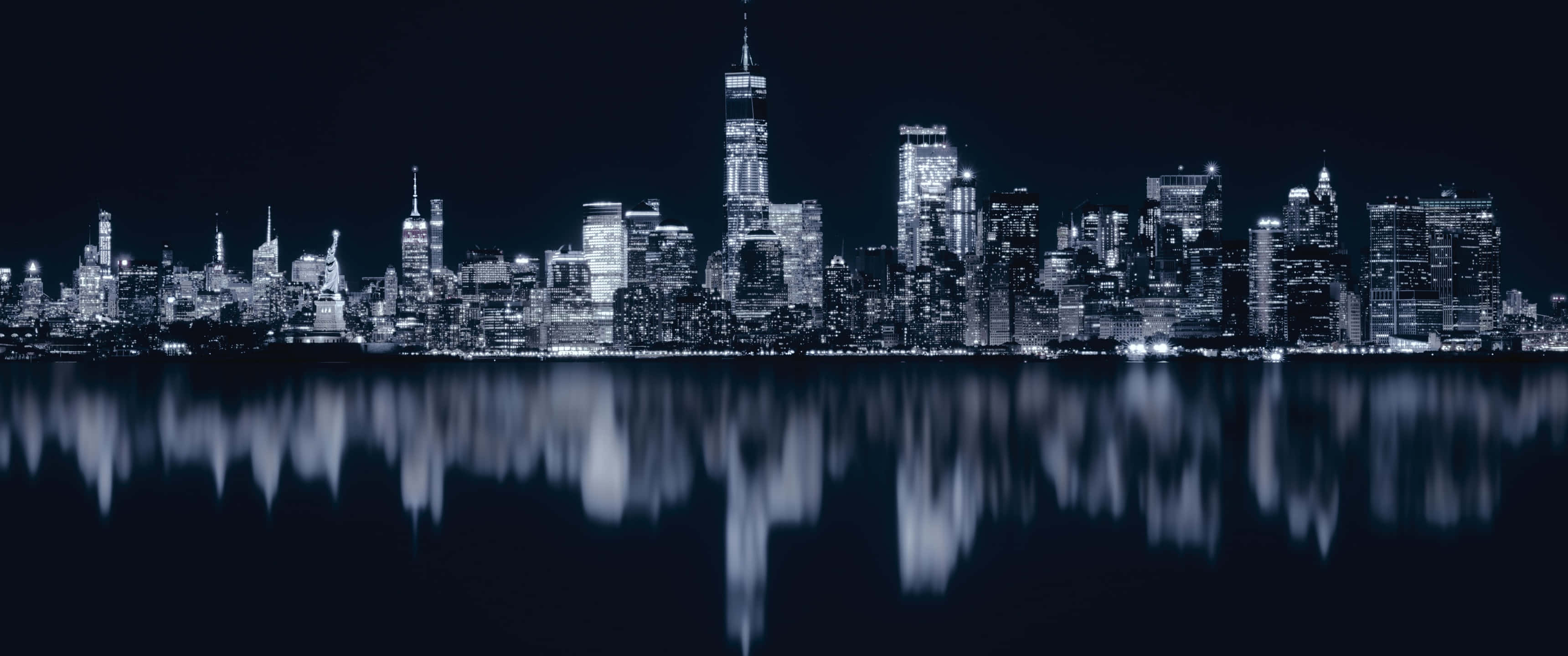 New York Art 桌布 壁紙 — 紐約市天際線的單色夜景，燈火通明的摩天大樓完美倒映在平靜的水面上。