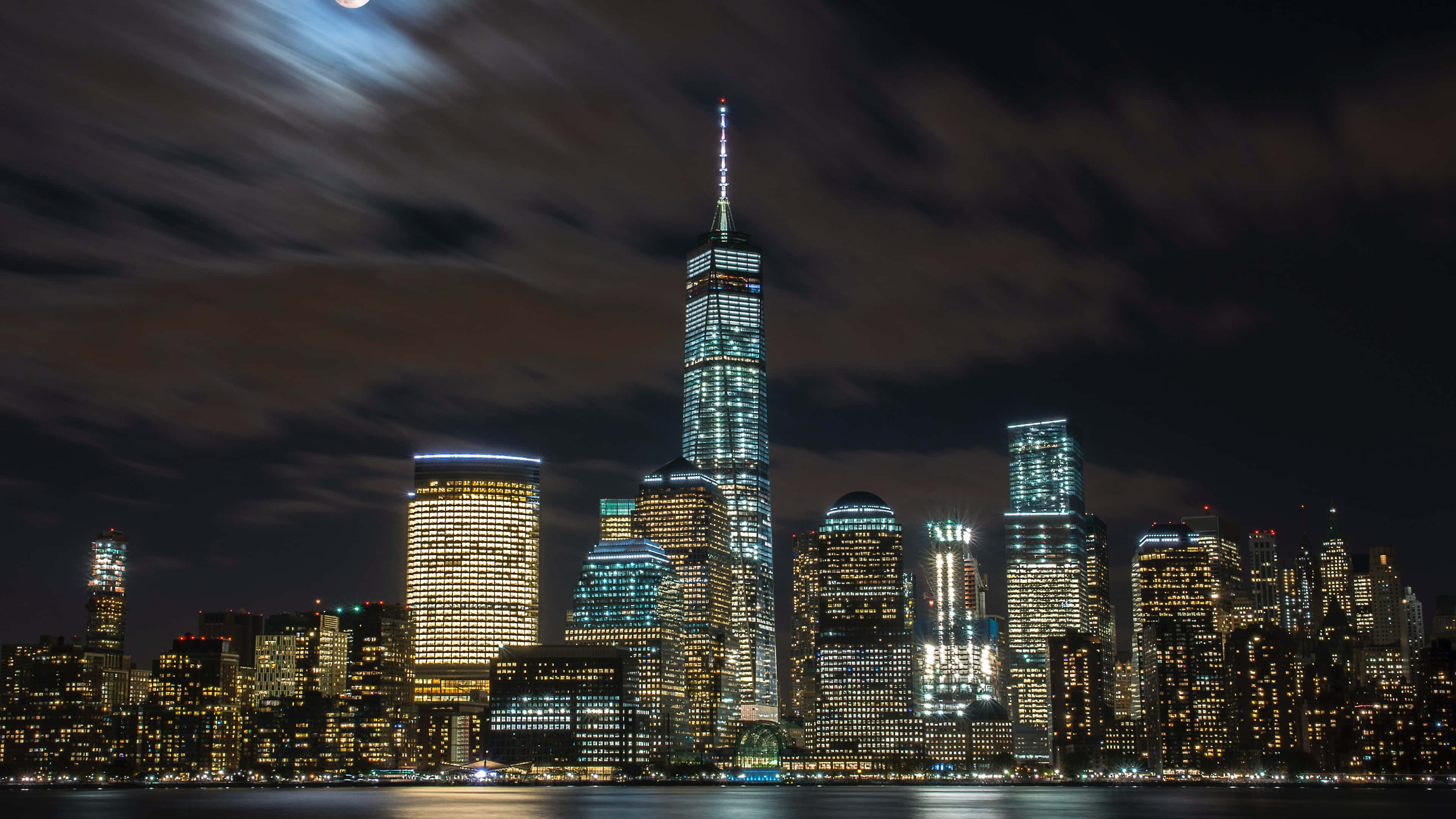 桌布 壁紙 — 紐約市天際線的壯麗夜景，世界貿易中心一號樓在月光下閃耀。