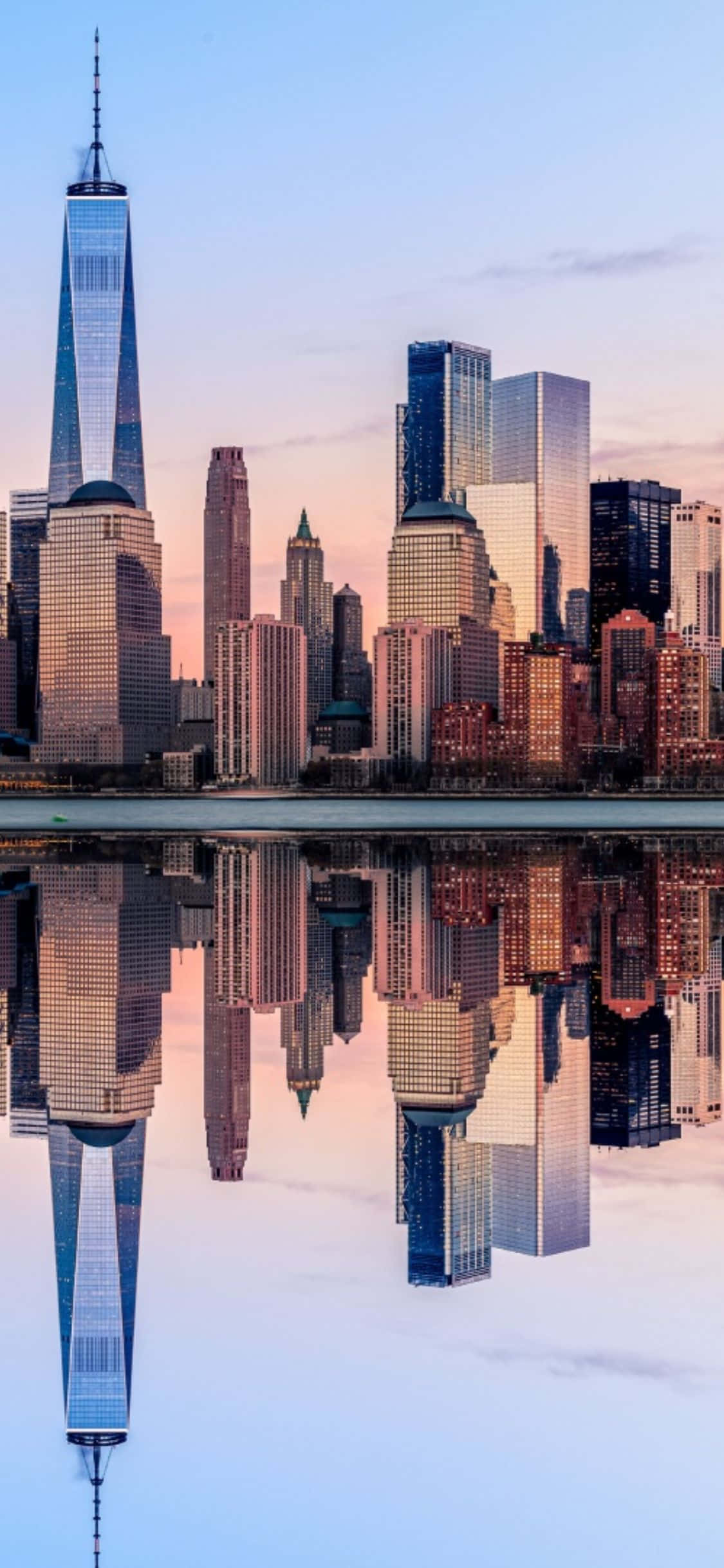 iPhone X New York 桌布 壁紙 — 紐約市天際線的壯麗日落景色，摩天大樓完美倒映在平靜的水面上。