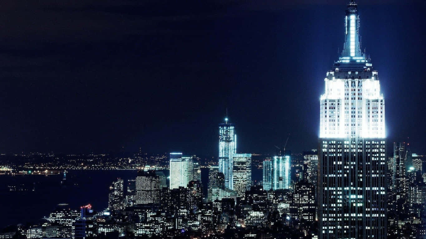 1366x768 Empire State Building 桌布 壁紙 — 紐約市天際線的迷人夜景，以燈火輝煌的帝國大廈為主導。