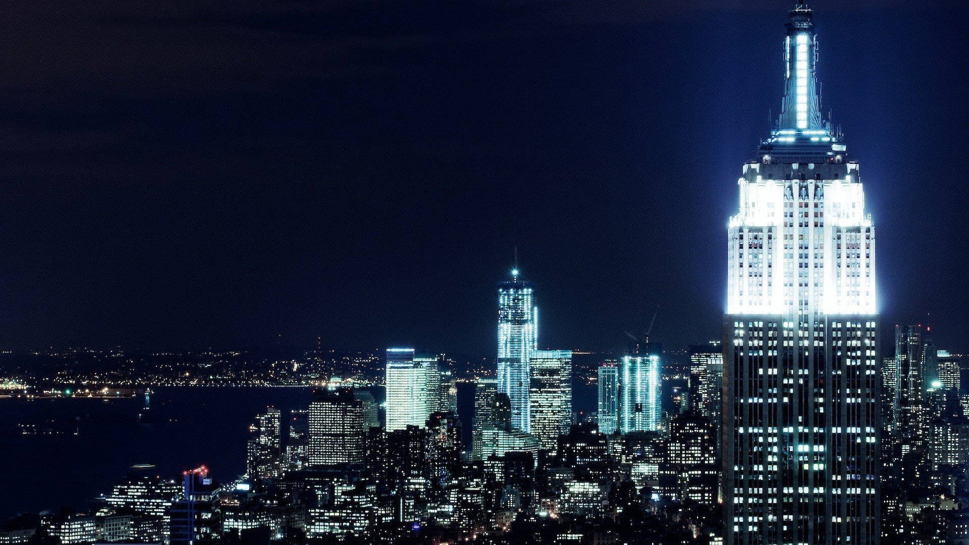 empire 桌布 壁紙 — 紐約市天際線的迷人夜景，以璀璨的帝國大廈為主導。