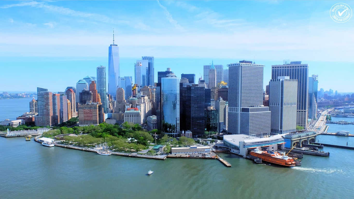 1366x768 Empire State Building 桌布 壁紙 — 紐約市天際線的鳥瞰圖，世界貿易中心一號大樓聳立在摩天大樓之上，旁邊是停泊著船隻的港口。