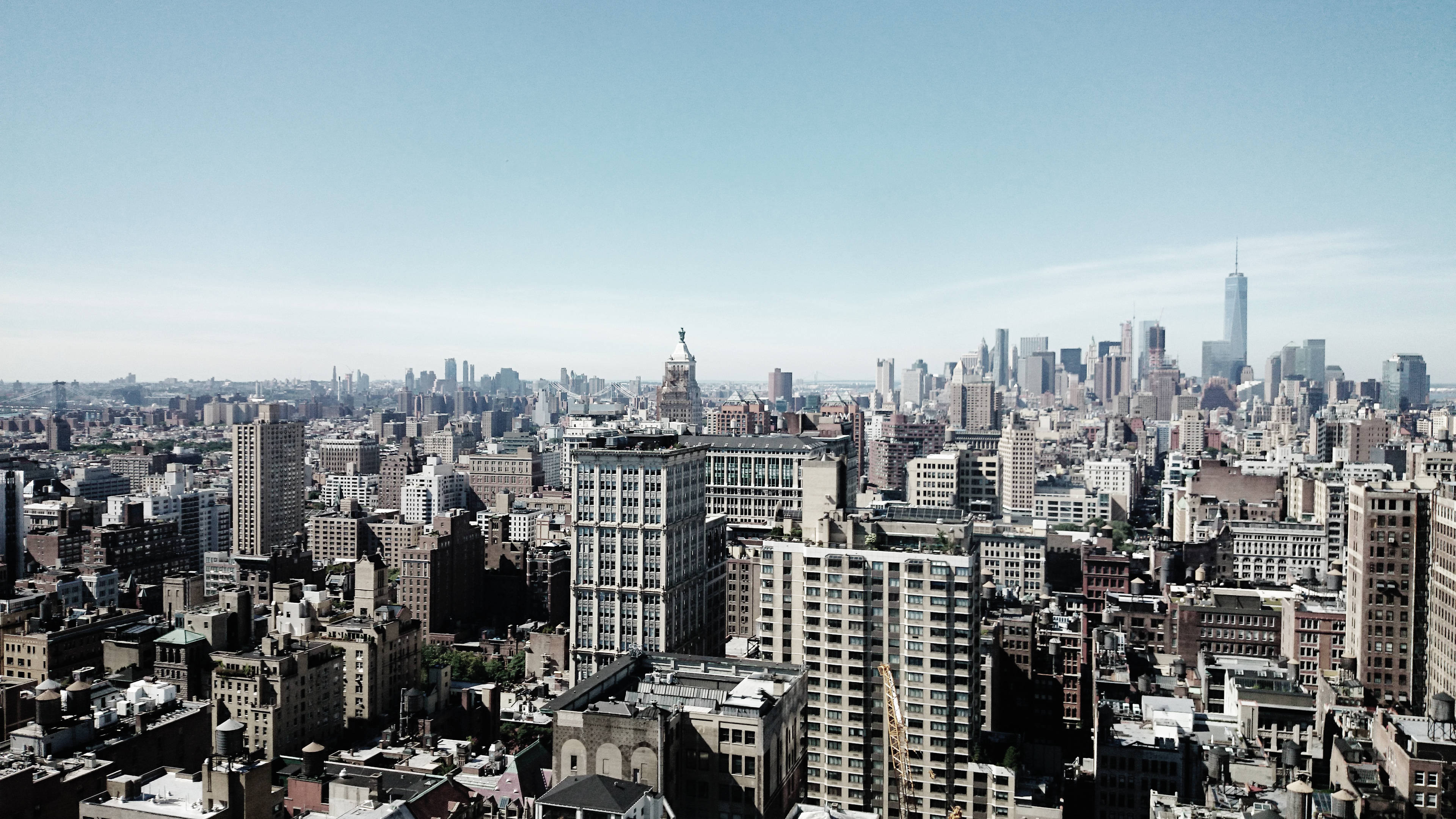 Nyc 桌布 壁紙 — 紐約市天際線的鳥瞰圖，包括自由女神像和世界貿易中心一號樓，在清澈的藍天下。