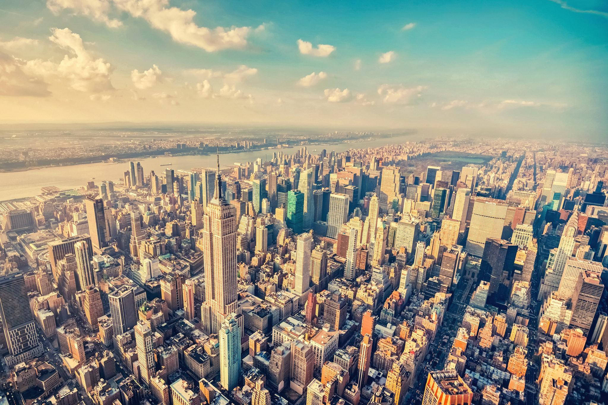 manhattan 桌布 壁紙 — 紐約市天際線的鳥瞰圖，帝國大廈在黃金時段天空下格外突出。