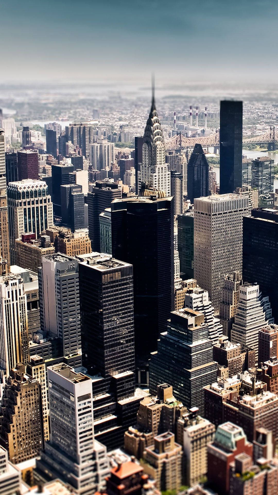 Skyscraper 桌布 壁紙 — 紐約市天際線的鳥瞰圖，高聳的摩天大樓和克萊斯勒大廈刺穿霧濛濛的天空。