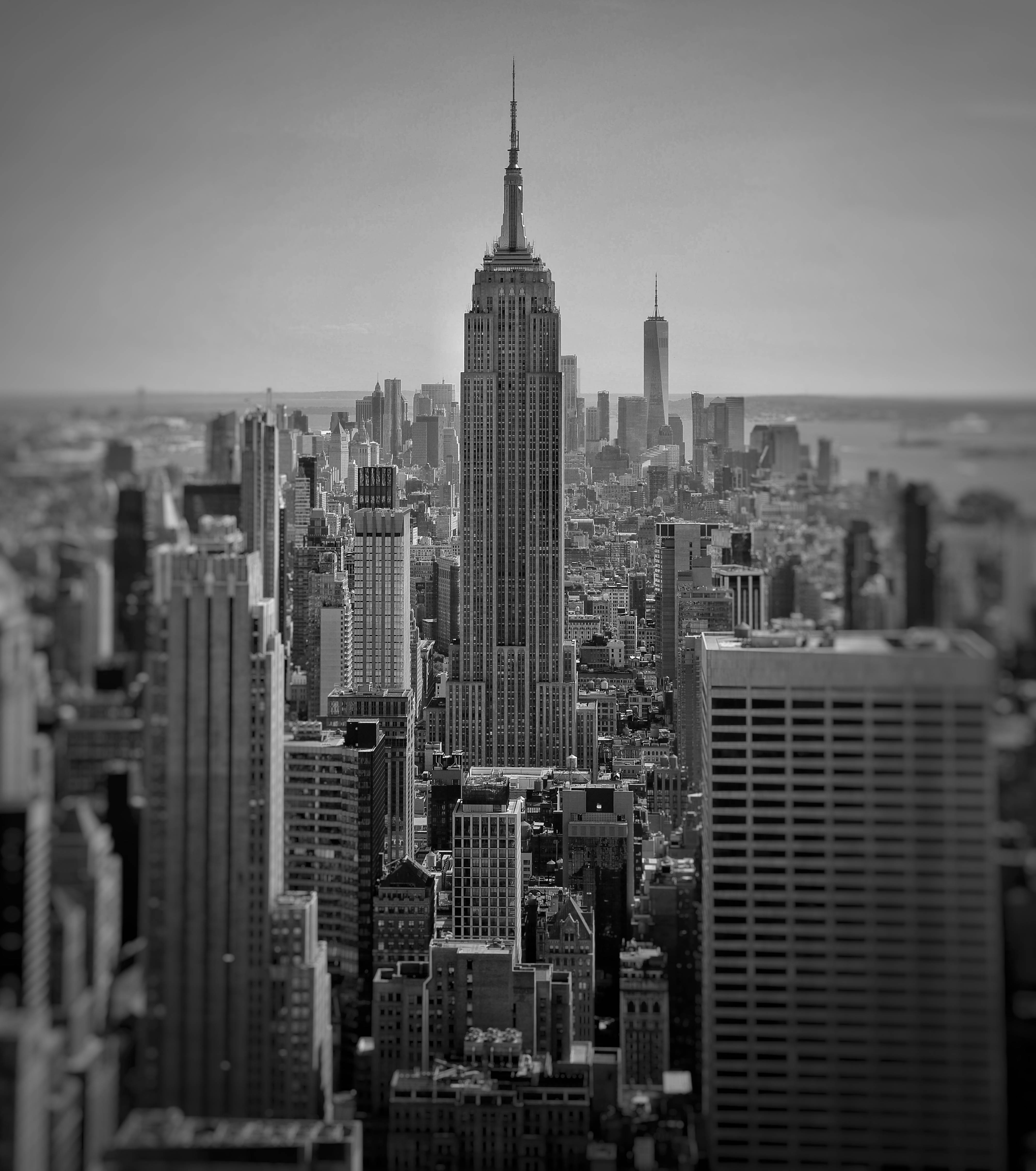 Skyscraper 桌布 壁紙 — 紐約市天際線的黑白移軸視角，以帝國大廈為主導。