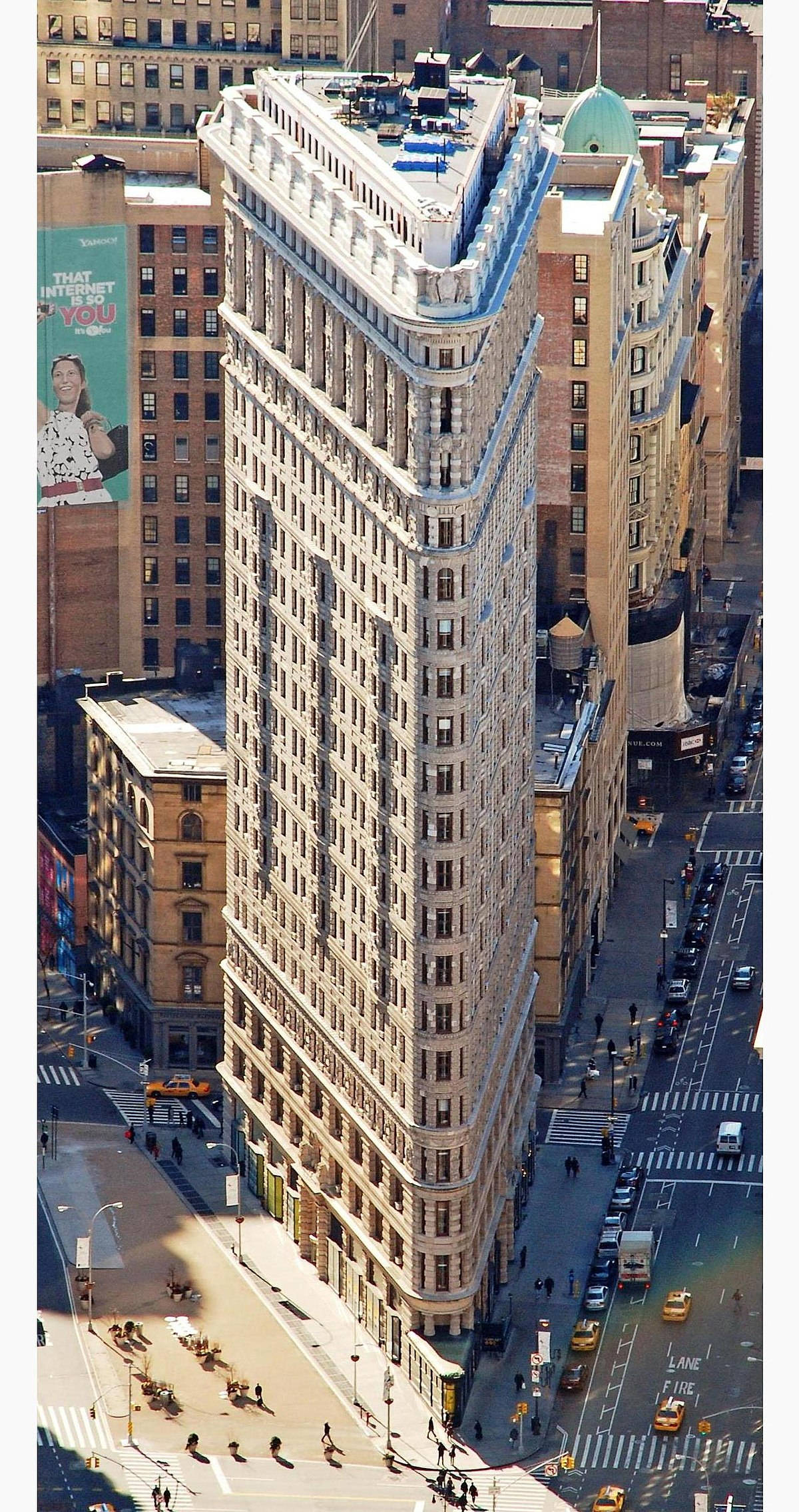 Flatiron Building 桌布 壁紙 — 紐約市標誌性熨斗大廈的空中景觀，周圍街道和黃色計程車。