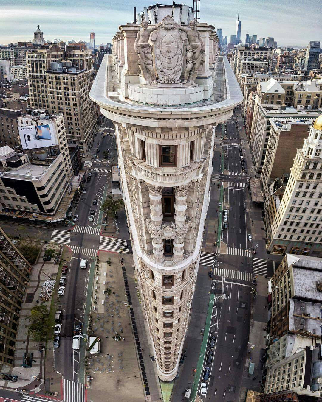 Flatiron Building 桌布 壁紙 — 紐約市標誌性熨斗大廈的鳥瞰圖，周圍環繞著城市街道和摩天大樓。