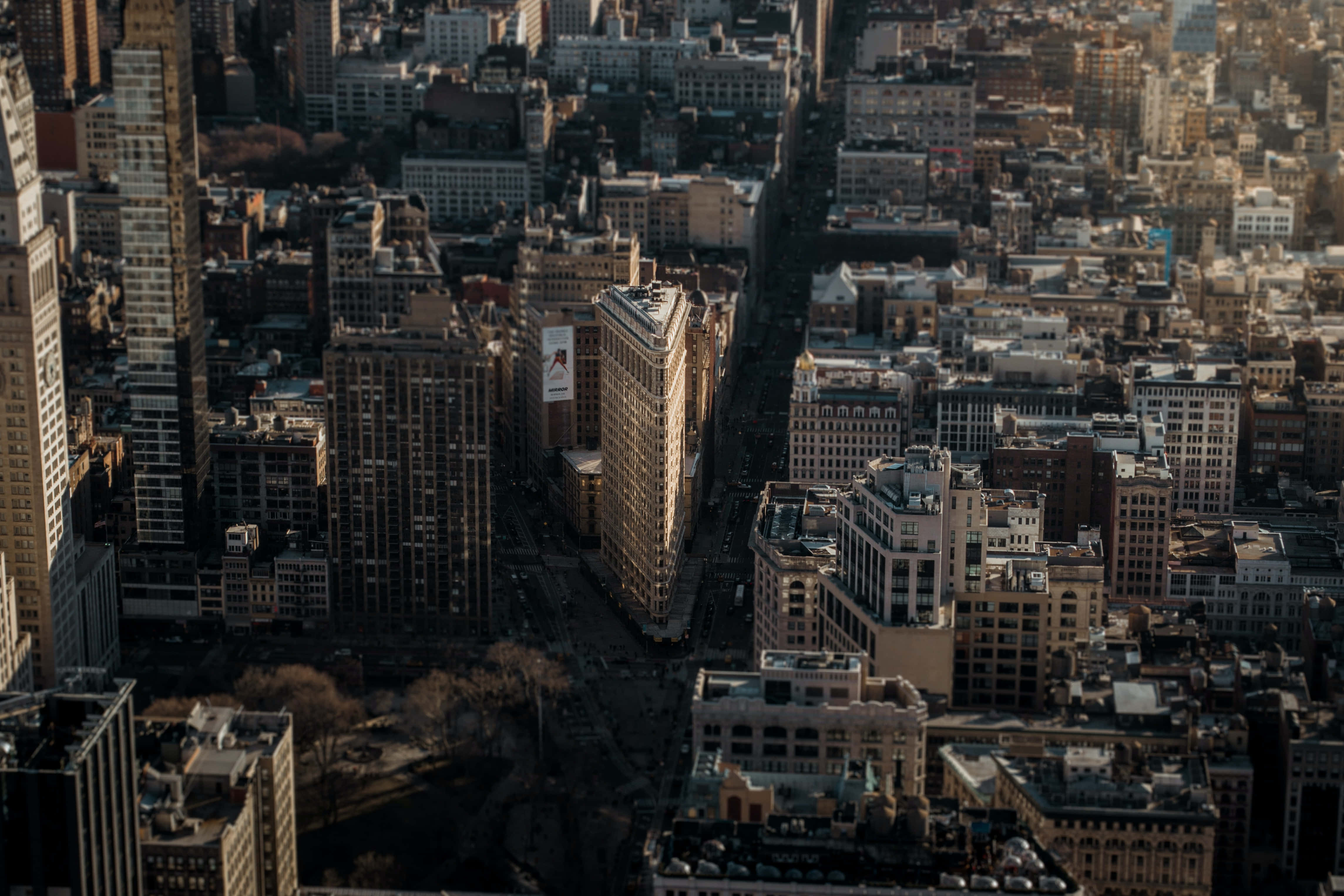 Nyc 桌布 壁紙 — 紐約市標誌性的熨斗大廈在周圍摩天大樓和街道中高聳的鳥瞰圖。