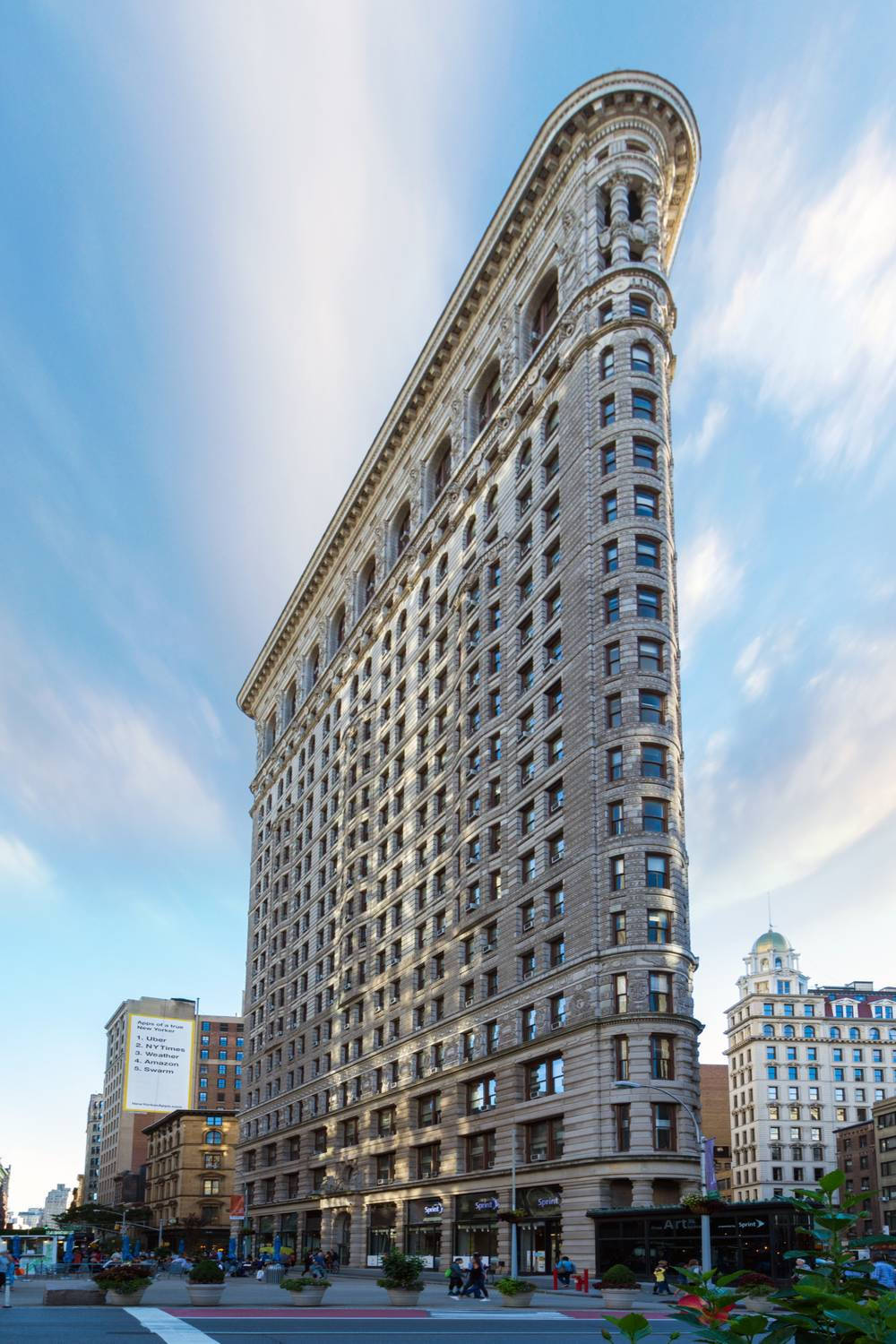 Flatiron Building 桌布 壁紙 — 紐約市標誌性的熨斗大廈在明亮的藍天和白雲襯托下高聳入雲。