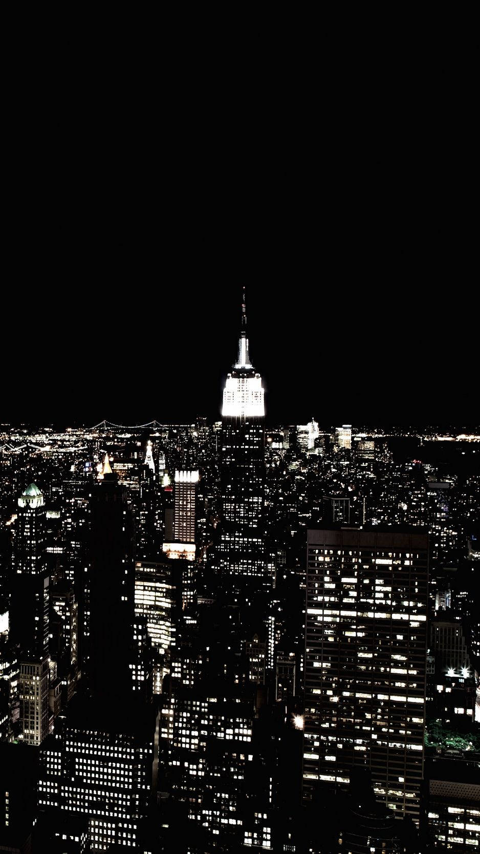Nyc Aesthetic 桌布 壁紙 — 紐約市照亮的天際線的高角度夜景，以發光的帝國大廈為主導。