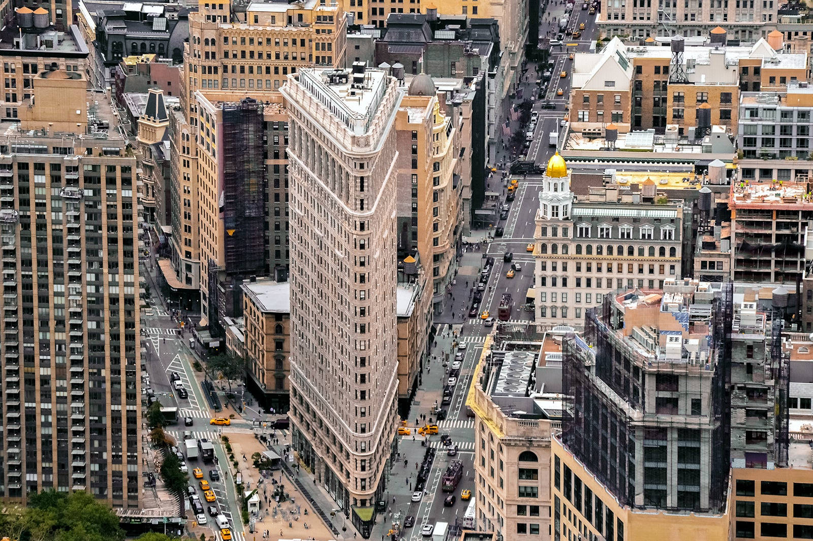 Flatiron Building 桌布 壁紙 — 紐約市熨斗大廈的鳥瞰圖，周圍環繞著密集的城市建築和黃色計程車。