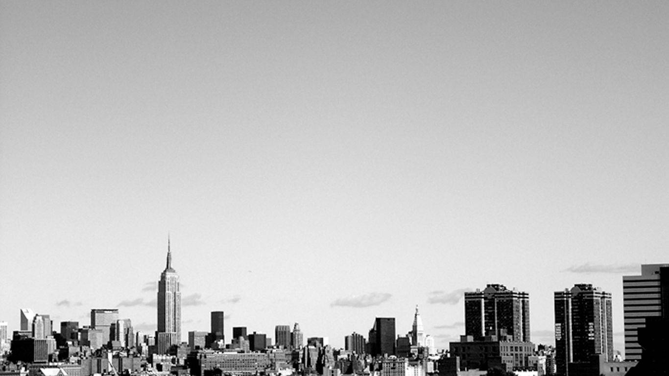 New York 桌布 壁紙 — 紐約市的單色天際線，帝國大廈刺穿廣闊晴朗的天空。