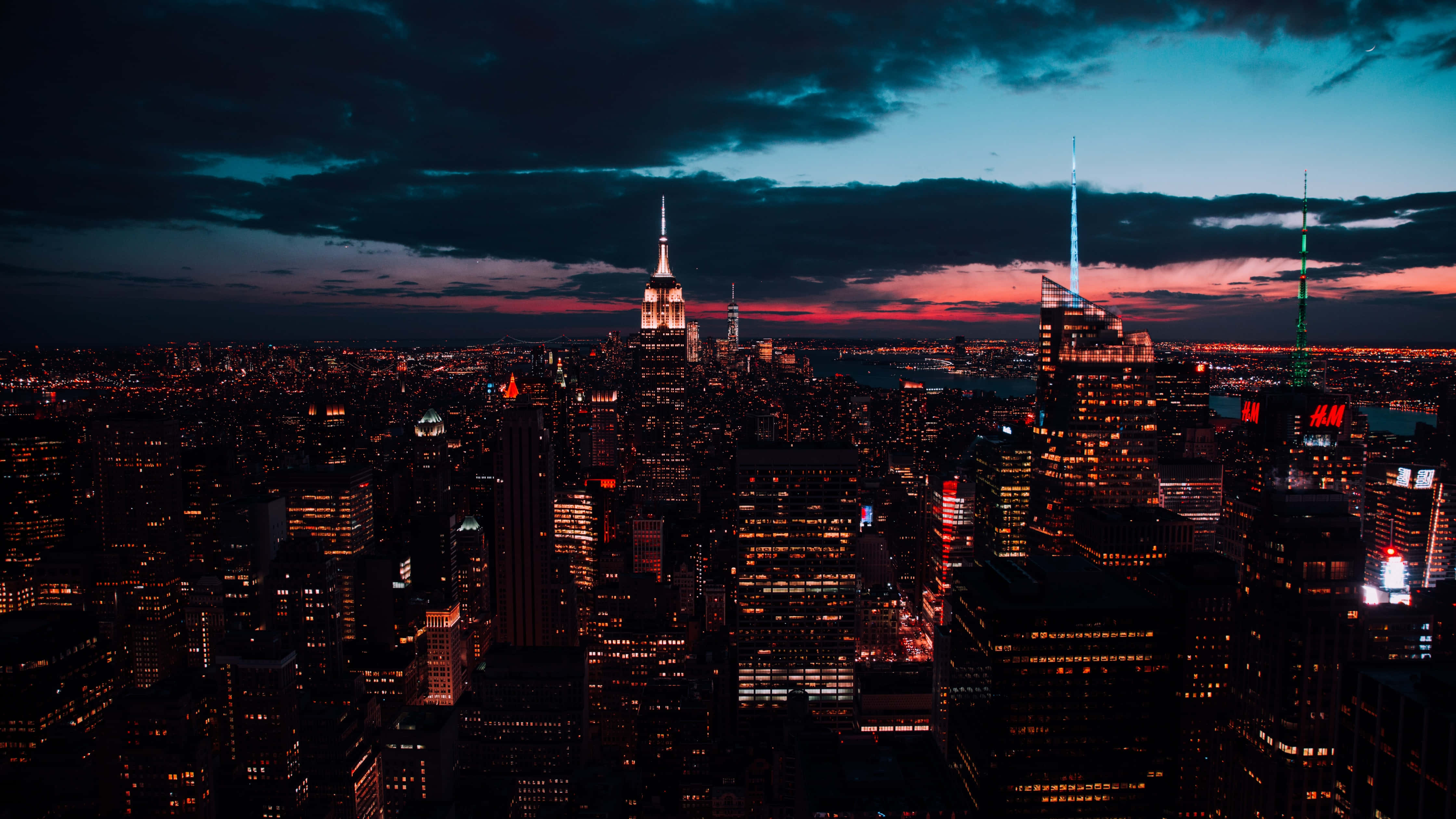 New York City Landscape 桌布 壁紙 — 紐約市黃昏時分的全景，摩天大樓在充滿活力的暮色天空下熠熠生輝。
