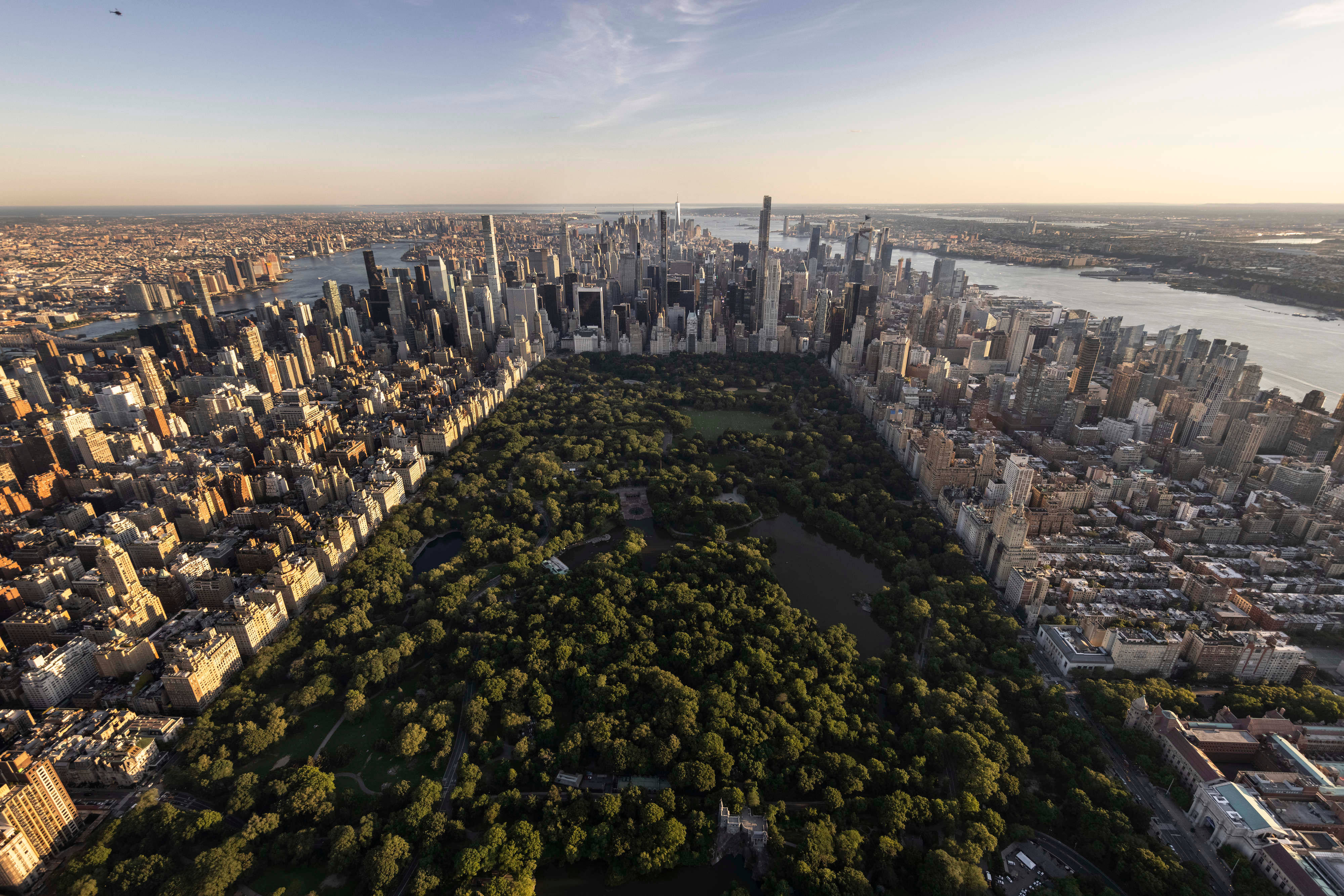 Skyscraper 桌布 壁紙 — 紐約市黃金時刻，中央公園被高聳摩天大樓環繞的鳥瞰圖。