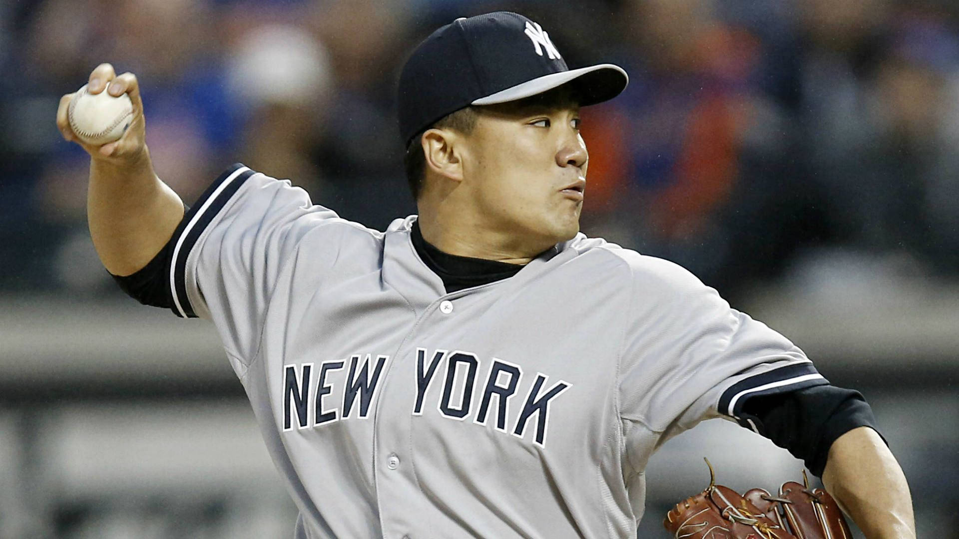 masahiro tanaka 桌布 壁紙 — 紐約洋基隊投手在夜間棒球比賽中，在球場燈光下投球。