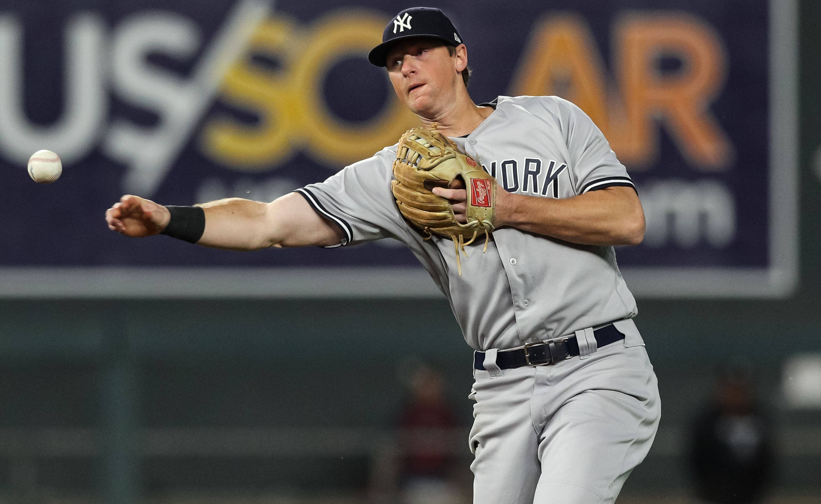 Dj Lemahieu 桌布 壁紙 — 紐約洋基隊投手在夜間比賽中投球，棒球正在運動中。