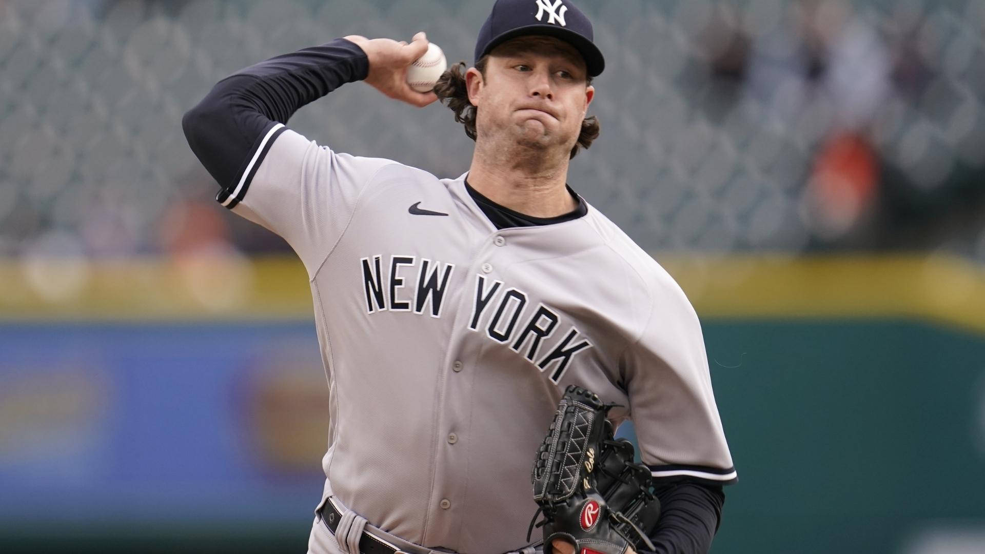 Gerrit Cole 桌布 壁紙 — 紐約洋基隊投手在日間棒球比賽中專注投球。