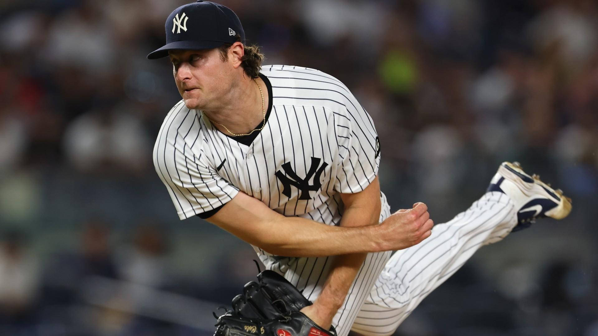 Gerrit Cole 桌布 壁紙 — 紐約洋基隊投手身穿細條紋球衣，在球場燈光下以高度專注投出強力一球。