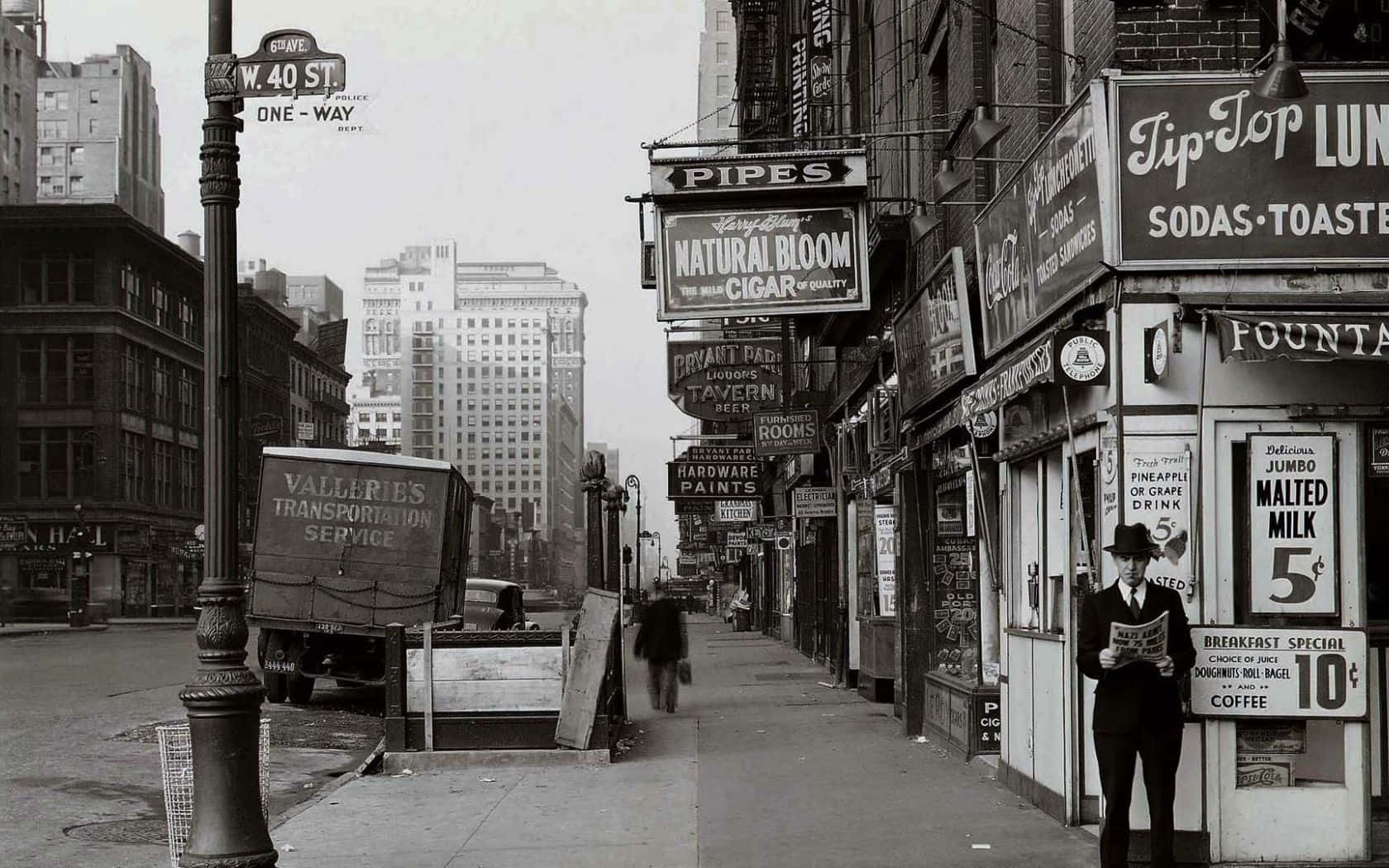 Black And White Street 桌布 壁紙 — 紐約西40街的復古黑白街景，一名穿西裝的男子在商店櫥窗和卡車附近看報紙。