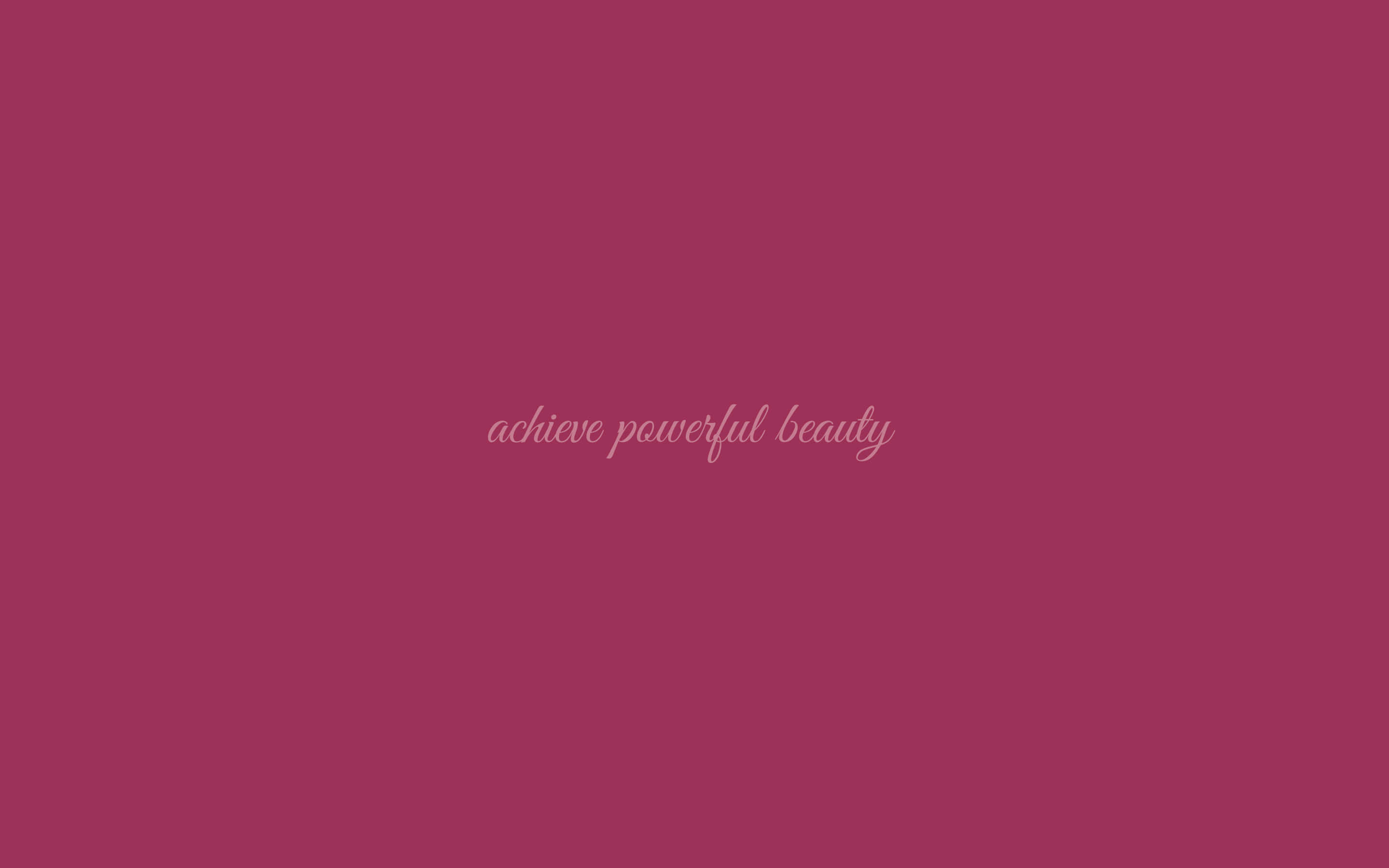 Pink Laptop 桌布 壁紙 — 純洋紅色背景中央以淺粉紅色草書顯示「achieve powerful beauty」字句。
