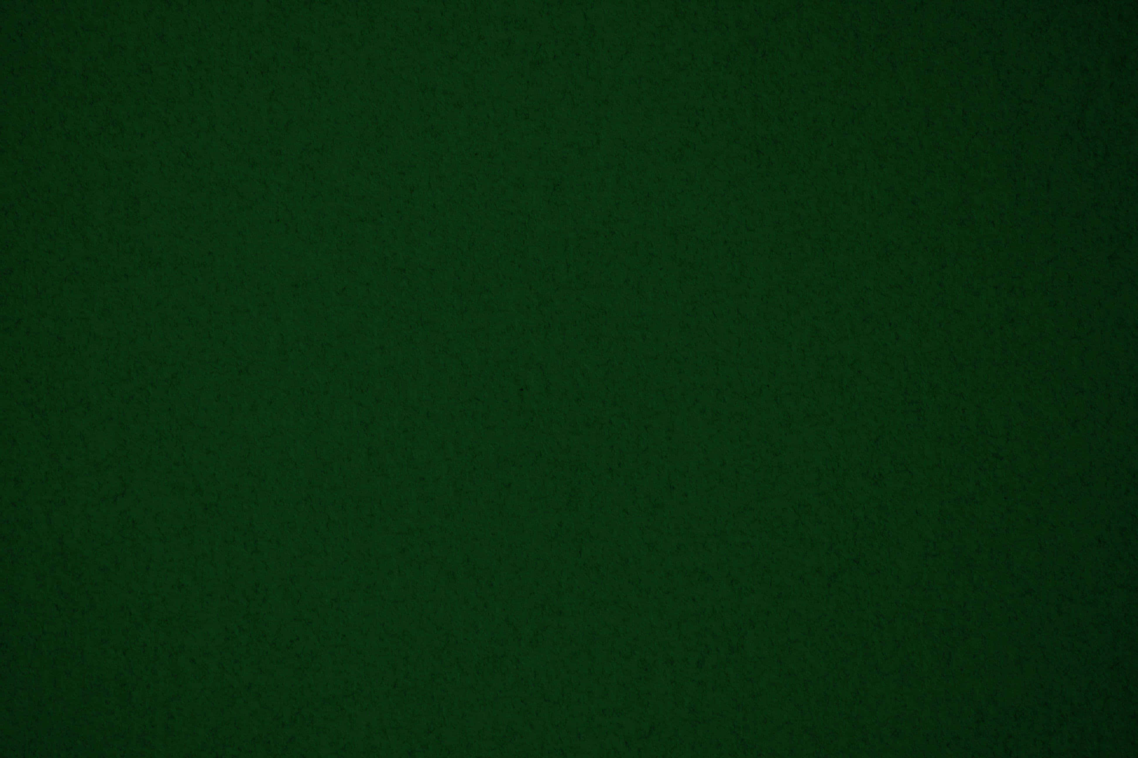 Solid Green 桌布 壁紙 — 純深綠色紋理背景，帶有細微斑點和均勻照明。