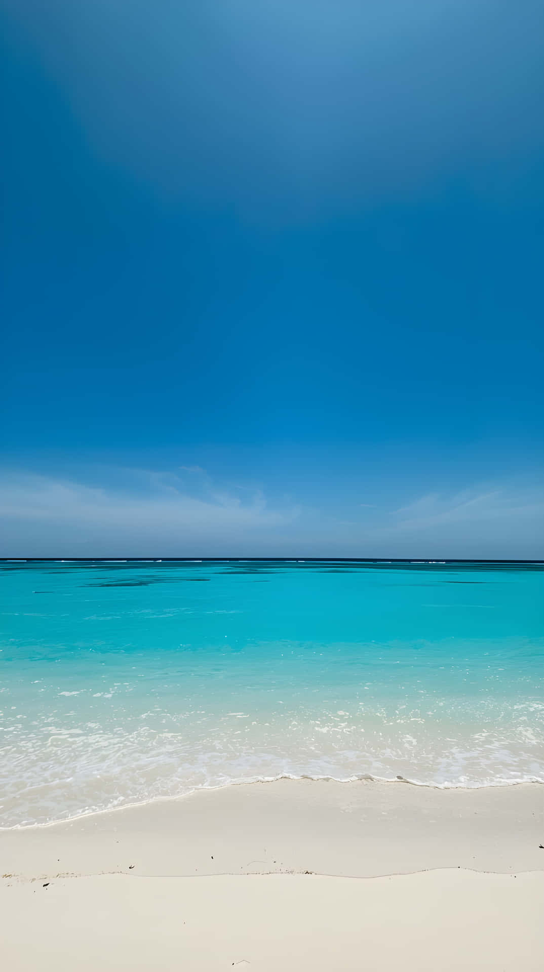 Minimalist Summer Beach and Endless Blue Sky Wallpaper 壁紙 — 純白沙灘與碧綠海浪相遇，在廣闊清澈的藍天下，點綴著縷縷白雲。