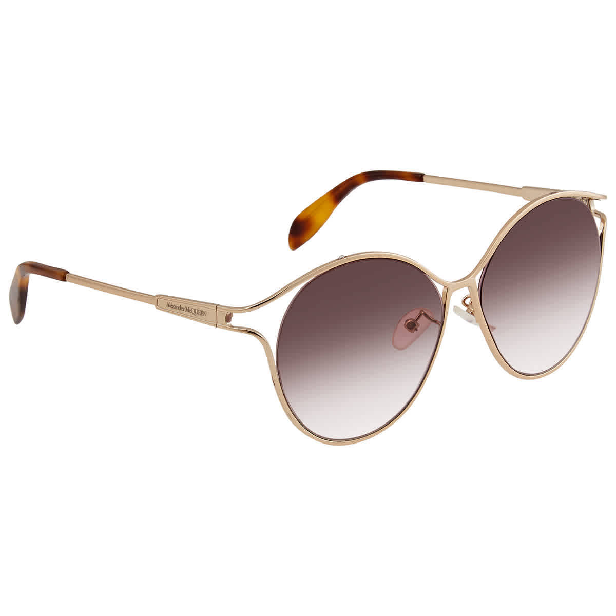 Sunglasses 桌布 壁紙 — 純白背景上，優雅的金框貓眼太陽眼鏡，搭配龜甲紋鏡臂和漸層棕色鏡片。
