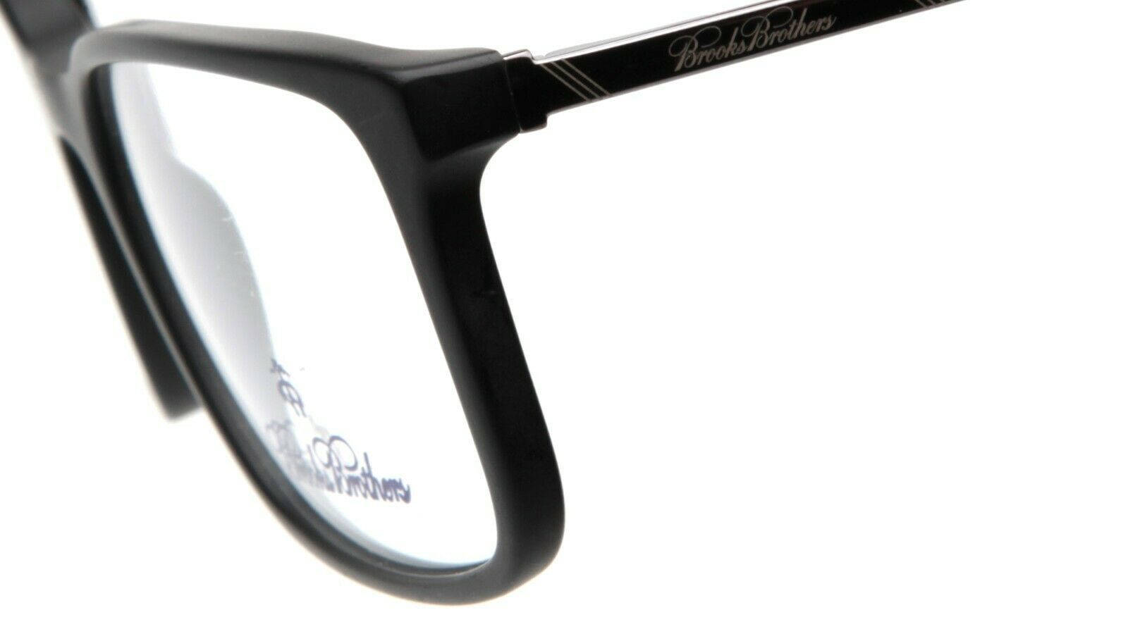 glasses 桌布 壁紙 — 純白背景上，時尚黑色Brooks Brothers眼鏡的特寫，鏡臂上有標誌。