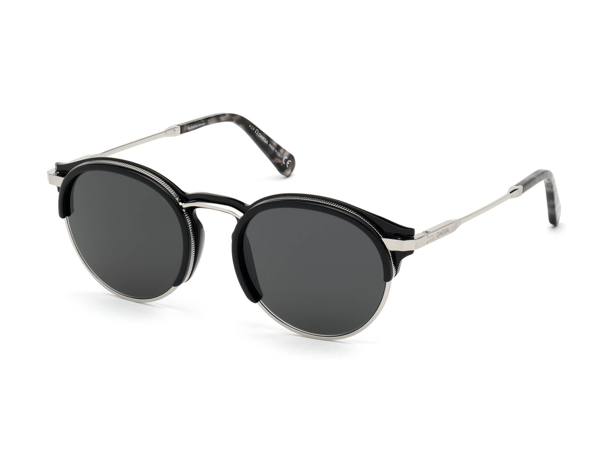 Sunglasses 桌布 壁紙 — 純白背景上展示的優雅圓形太陽眼鏡，配有黑色鏡片、銀色金屬鏡框和玳瑁鏡腿尖端。