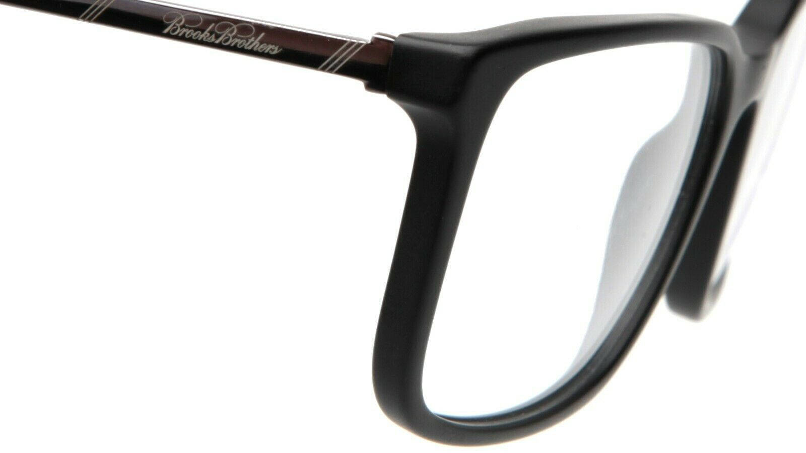 glasses 桌布 壁紙 — 純白背景上簡約設計的黑色Brooks Brothers眼鏡特寫。