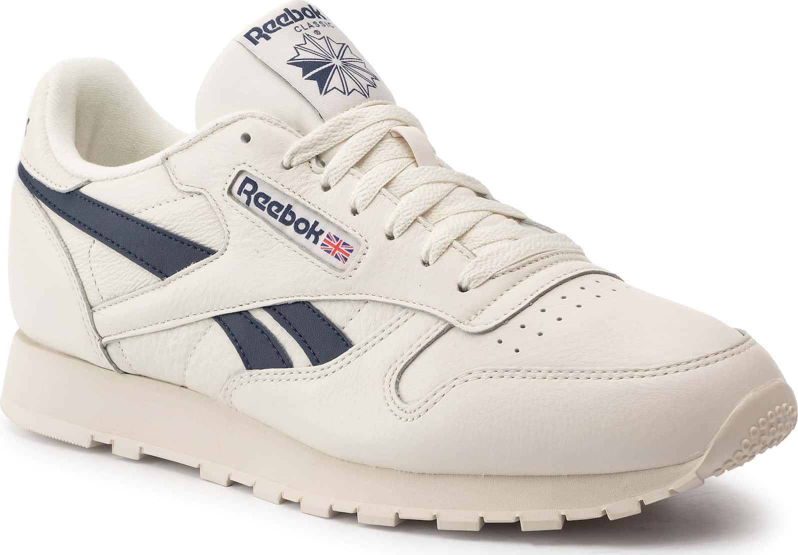 Reebok 桌布 壁紙 — 純白色 Reebok Classic 運動鞋，帶有海軍藍色點綴和側面的 Union Jack 標誌。