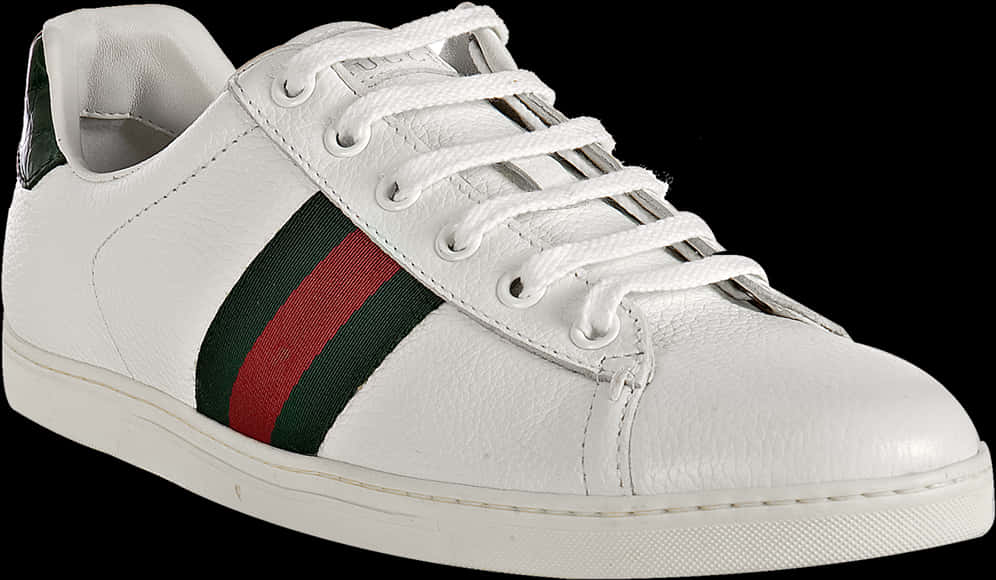 Gucci 桌布 壁紙 — 純白色皮革Gucci運動鞋，帶有標誌性紅綠織帶，襯托在純黑背景上。