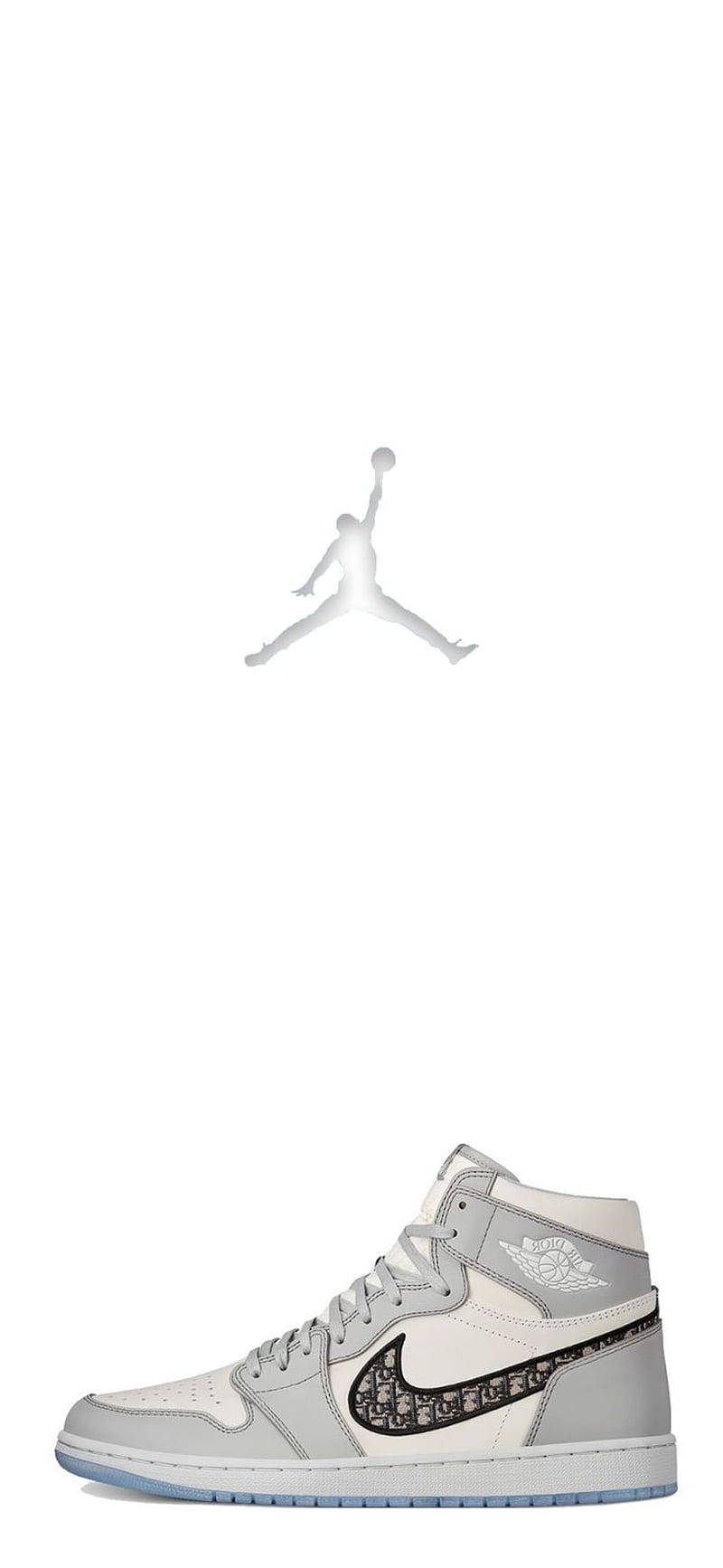 Nike Logo 桌布 壁紙 — 純白色背景上，一雙帶有黑色和灰色點綴的白色Jordan 1高筒運動鞋，上方有Jumpman標誌。
