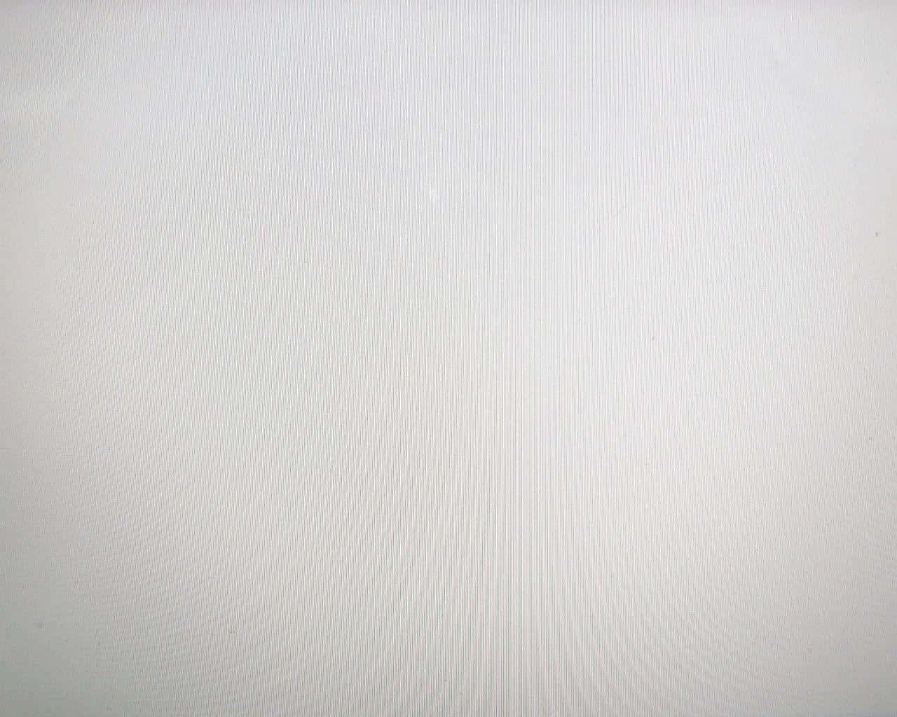 White Screen 桌布 壁紙 — 純白色表面的特寫，帶有微妙的斜紋紋理和微弱的光線變化。