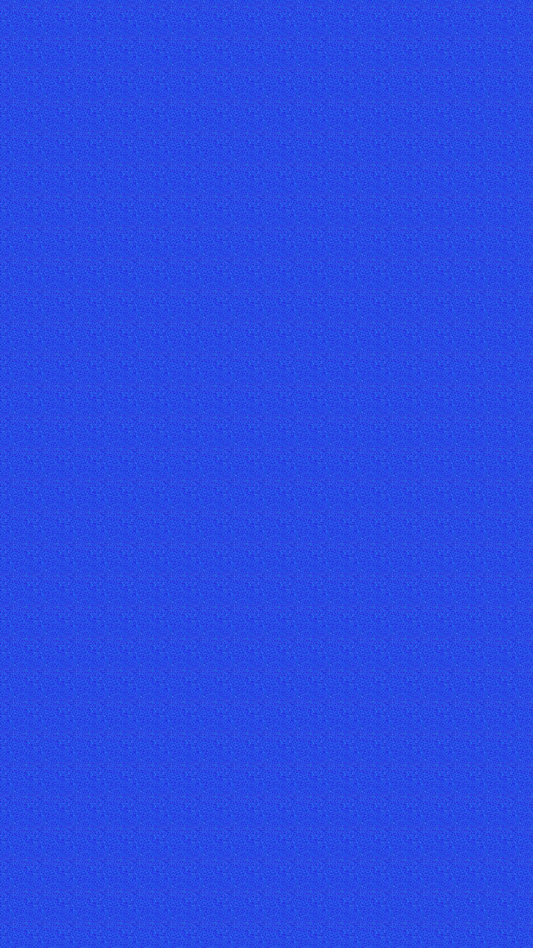 Solid Blue 桌布 壁紙 — 純皇家藍色背景，帶有細微顆粒紋理，適合極簡數位桌布。