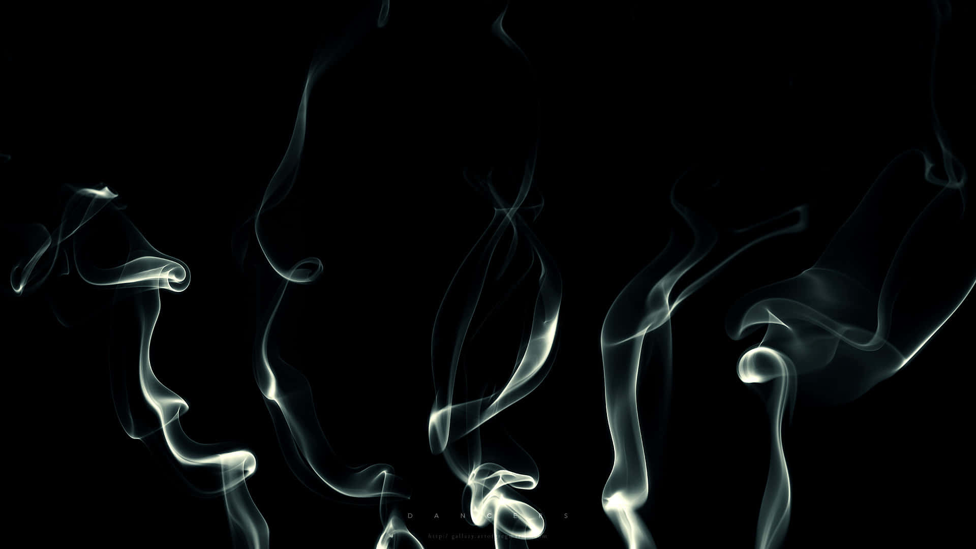 Cool Smoke 桌布 壁紙 — 純粹的黑色背景上，飄渺的白色煙霧縷縷彎曲扭轉，上演一場迷人的抽象舞蹈。