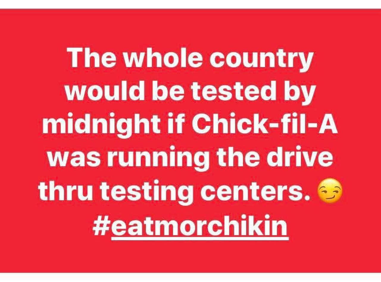 meme 桌布 壁紙 — 純紅色背景上的粗體白色文字幽默地暗示 Chick-fil-A 正在營運得來速測試中心。