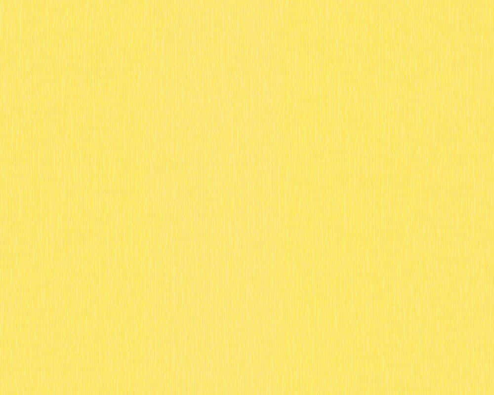 Solid Yellow 桌布 壁紙 — 純色淡黃色壁紙，帶有微妙的垂直刷紋質感，營造簡潔極簡背景。