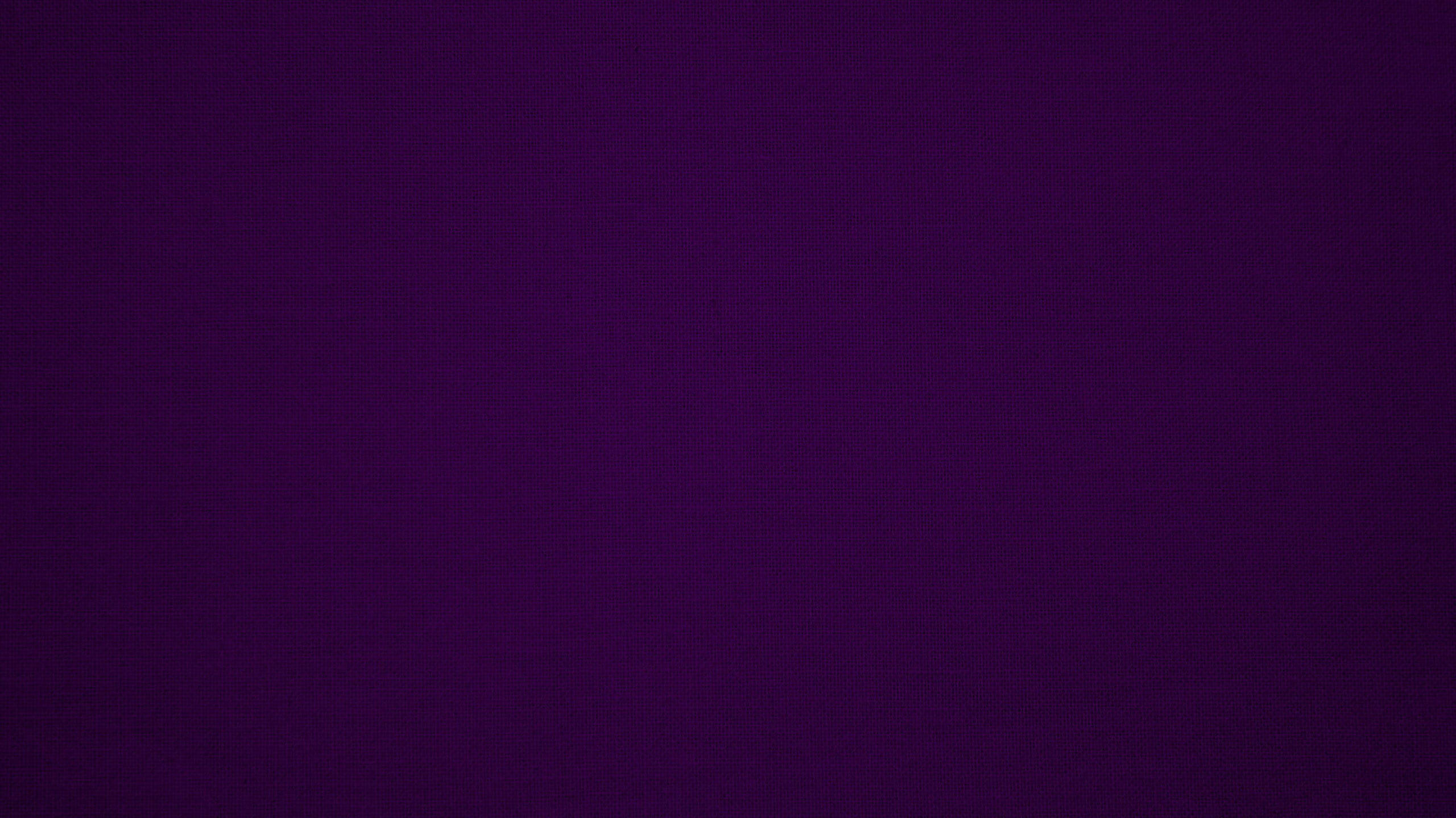 Plain Purple 桌布 壁紙 — 純色深紫色紋理背景，帶有細微漸變和細粒細節。
