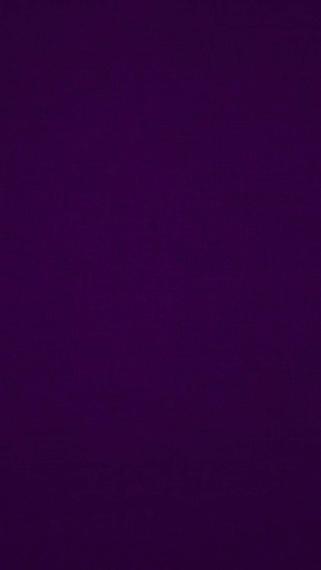 Purple Phone 桌布 壁紙 — 純色深紫色紋理背景，帶有細微顆粒和均勻色彩。