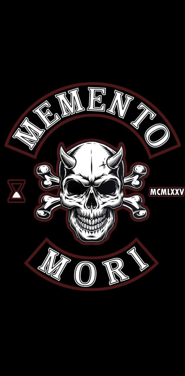 Memento Mori 桌布 壁紙 — 純黑背景上，拉丁文「MEMENTO MORI」下方有一個白色和紅色的插圖骷髏頭，帶有角和交叉骨頭，以及沙漏和羅馬數字。