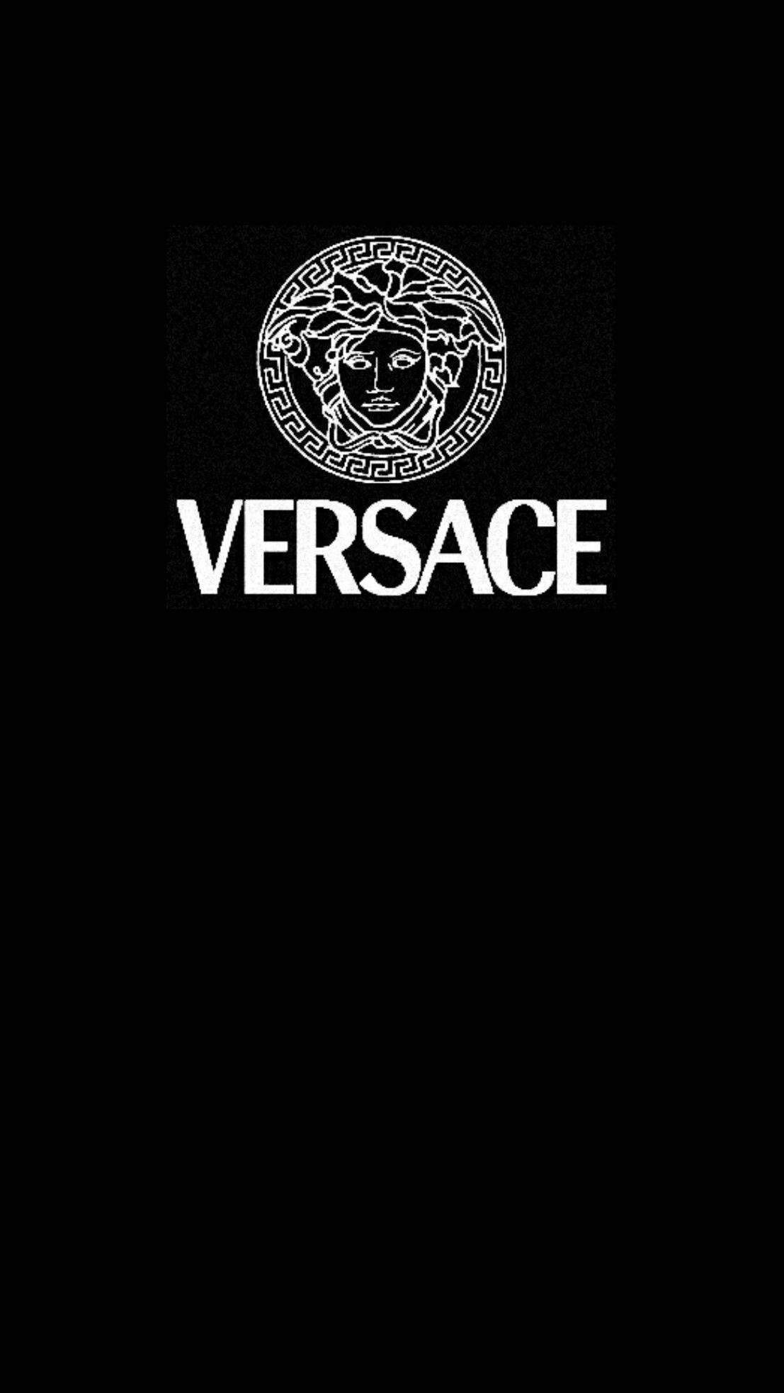Versace Logo 桌布 壁紙 — 純黑背景上，標誌性的白色 Versace 標誌，包含美杜莎頭像和品牌名稱，以粗體無襯線字體呈現。