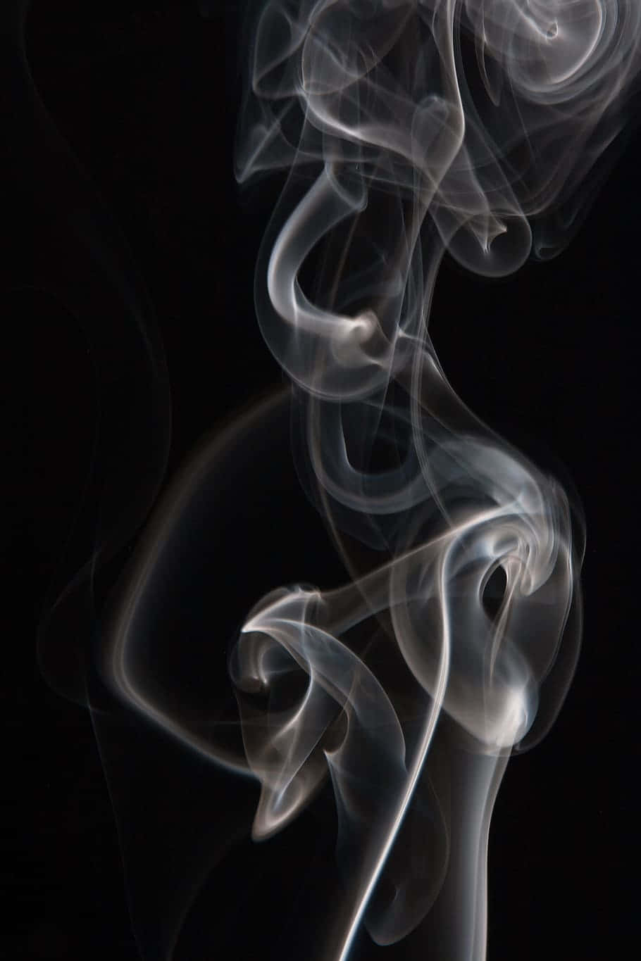 Black Smoke 桌布 壁紙 — 純黑背景上，白色煙霧的飄渺縷縷彎曲扭轉，上演一場光影交織的迷人舞蹈。