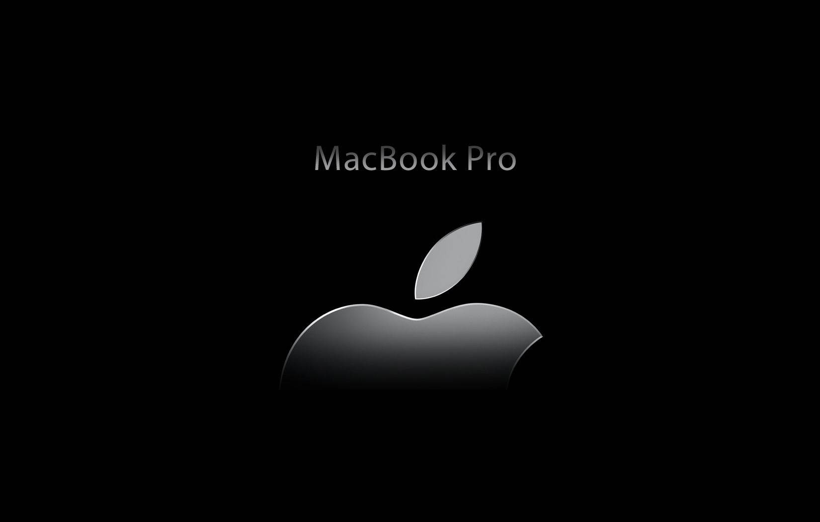MacBook 動態圖片 桌布 壁紙 — 純黑色背景上，一個時尚的銀色 Apple 標誌和 MacBook Pro 文字柔和發光。