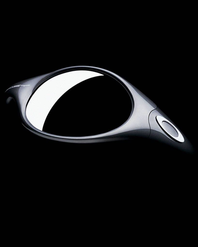 Sunglasses 桌布 壁紙 — 純黑色背景上，一個時尚的銀色未來裝置，帶有發光的白色新月形和圓形按鈕。